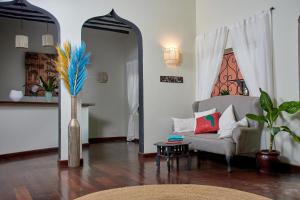 - un salon avec un canapé et une table dans l'établissement Saffron Garden Malindi, à Malindi