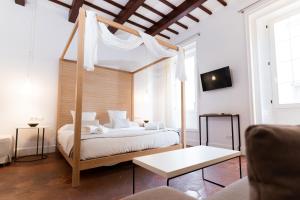 Can Roca Nou في ماهون: غرفة نوم مع سرير مظلة في غرفة