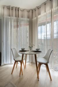 a dining room with a table and chairs and a window at Studio calme et climatisé au cœur de Cannes in Cannes