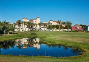 uitzicht op een golfbaan met een vijver bij Beautiful 3 bed villa on Mar Menor golf resort in Torre-Pacheco