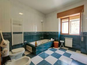 a bathroom with a tub and a toilet and a sink at Exclusiva Casa Rural Mariano con acceso directo al rio in Baralla