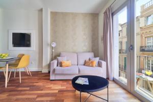 sala de estar con sofá y mesa en Apartamento Premium en Centro Histórico, luminoso y acogedor en Málaga