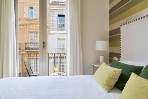 1 dormitorio con cama y ventana grande en Apartamento Premium en Centro Histórico, luminoso y acogedor, en Málaga