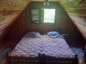 Postel nebo postele na pokoji v ubytování Kremna Cottage