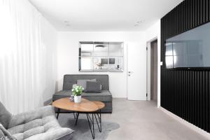 La suite eilat في إيلات: غرفة معيشة مع أريكة وطاولة