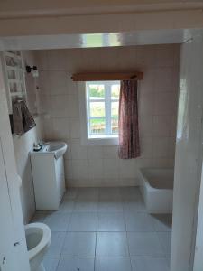 Bathroom sa Roztoczańska Derylówka, domki na Roztoczu