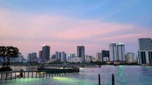 een skyline van de stad met hoge gebouwen en een waterlichaam bij Nanahousing-Apartment Vinhomes Skylake #1BR#2BR#3BR in Hanoi