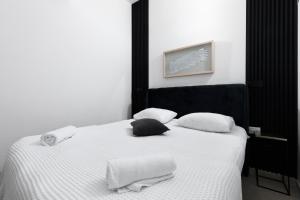 Una cama blanca con dos almohadas encima. en La suite eilat, en Eilat