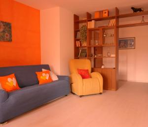 sala de estar con sofá y silla en IMHOME - CATTINARA Casa, en Trieste