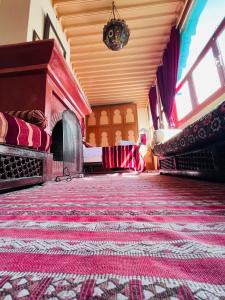 um quarto com duas camas e um tapete no chão em Riad Al Nour em Marraquexe