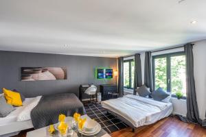 een slaapkamer met een bed en een bureau met een tafel bij Sensational Studio in Brussels City Fantastic Location in Brussel