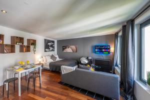 een hotelkamer met een bed en een bank bij Sensational Studio in Brussels City Fantastic Location in Brussel