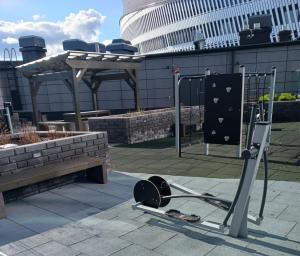 un équipement de sport sur le toit d'un bâtiment dans l'établissement Huoneisto Nokia Areenan yhteydessä, à Tampere 5 autres photos