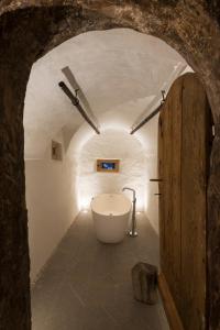 La salle de bains est pourvue d'une baignoire dans une grotte. dans l'établissement MESH-Mittereggerschneiderhof, à Panzendorf