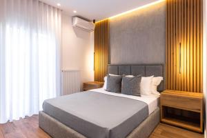 1 dormitorio con 1 cama grande en una habitación en The five star apartment, en Tesalónica