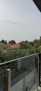 een balkon van een huis met uitzicht bij Infinit relax in Târgu Jiu