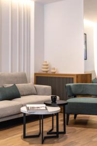 sala de estar con sofá y mesa en The five star apartment, en Tesalónica
