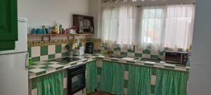A kitchen or kitchenette at Habitación matrimonial en un bajo baño compartido Areas compartidas
