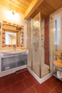 a bathroom with a shower and a sink at Chalet´s am See in St. Wolfgang