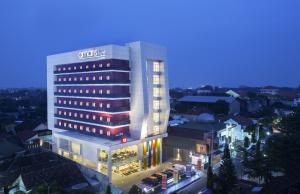 einem beleuchteten Gebäude mit einem Clos-Hotel in der Unterkunft Amaris Hotel Madiun in Madiun