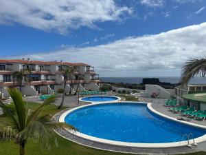 vista para uma piscina num resort em Alma 28 em Los Cancajos