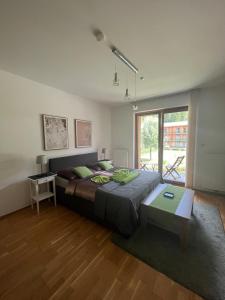 ein Schlafzimmer mit einem großen Bett und einem Tisch in der Unterkunft Apartmán Špindlerův Mlýn in Špindlerův Mlýn
