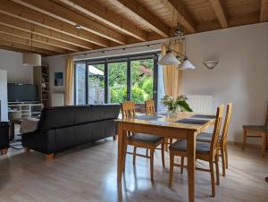 ein Wohnzimmer mit einem Tisch und einem Sofa in der Unterkunft Ferienhaus Ketterer Hinterzarten in Hinterzarten