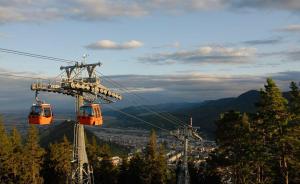 twee oranje kabelbanen op een skilift bij Home Residence in Piatra Neamţ +6 foto's