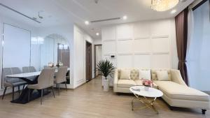 een woonkamer met een bank en een eetkamer bij Nanahousing-Apartment Vinhomes Skylake #1BR#2BR#3BR in Hanoi