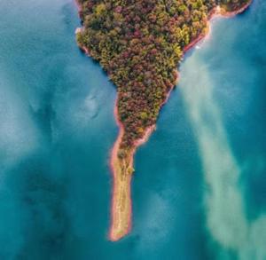 una vista aérea de una isla en el agua en Tranquil Meadows Hues, en Kattappana
