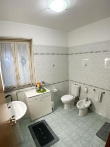 La salle de bains est pourvue d'un lavabo et de toilettes. dans l'établissement Casa Vacanza AcquaMarina, à Acireale