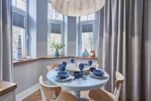 uma sala de jantar com uma mesa branca e cadeiras em Apartamenty Świnoujście - Apartament Bella em Świnoujście