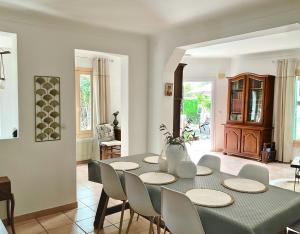 a dining room with a table and chairs at Douceur d'Azur in Nice
