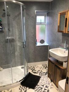 y baño con ducha y lavamanos. en Modern 2 bedroom town centre apartment in Tamworth en Tamworth