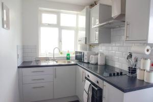 Kitchen o kitchenette sa Vibrant 4 Bedroom House With Game Area & Garden