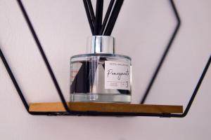 una botella de perfume sentada en un estante en Vibrant 4 Bedroom House With Game Area & Garden en Southampton