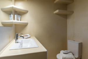łazienka z umywalką i toaletą w obiekcie Mrs Kalis cottage w mieście Andros