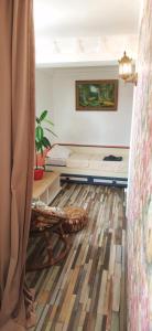 een kamer met een bed, een bank en een tafel bij Inessa center budget room in Chişinău