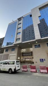 a white van parked in front of a building at فندق سرايا سيف مكة المحبس in Makkah