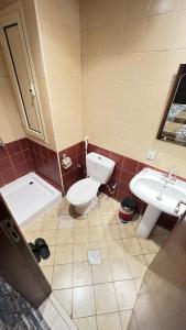 a bathroom with a toilet and a sink at فندق سرايا سيف مكة المحبس in Makkah