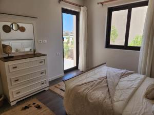 - une chambre avec un lit, une commode et une fenêtre dans l'établissement Luxury 4 bedroom villa - Cyan ElGouna, à Hurghada