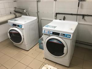 a washing machine and a washer in a bathroom at Coquet Studio PROCHE CENTRE in Strasbourg