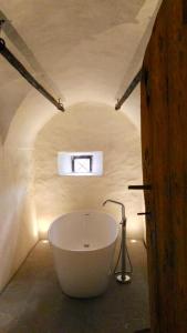 - une baignoire blanche dans une chambre avec fenêtre dans l'établissement MESH-Mittereggerschneiderhof, à Panzendorf
