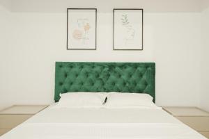 Postel nebo postele na pokoji v ubytování Himson-Green Apartment