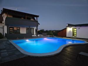 Štrigova的住宿－MY HOME ADDL，一座大蓝色游泳池,位于房子前