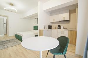 une petite chambre avec une table et une cuisine dans l'établissement Himson-Green Apartment, à Iaşi
