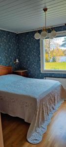 Schlafzimmer mit einem großen Bett und einem Fenster in der Unterkunft Riverside country house in Rovaniemi