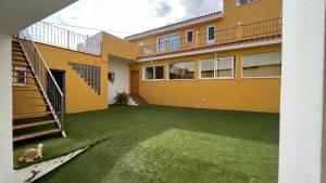 una casa con un césped verde delante de ella en Parque La Luz en La Orotava