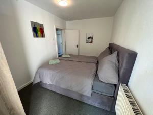 um pequeno quarto com uma cama no canto em Wohnung mit Balkon am Rhein em Dusseldorf