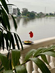 Permandangan sungai dekat dengan hotel